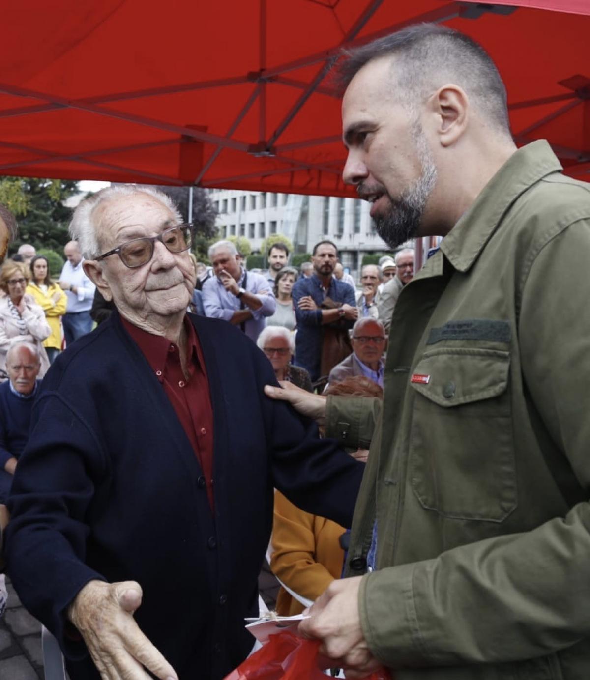 Distincin a "Felichu" el pasado 16 de septiembre en Mieres, en el acto de conmemoracin del 60 aniversario de las Huelgas del 62