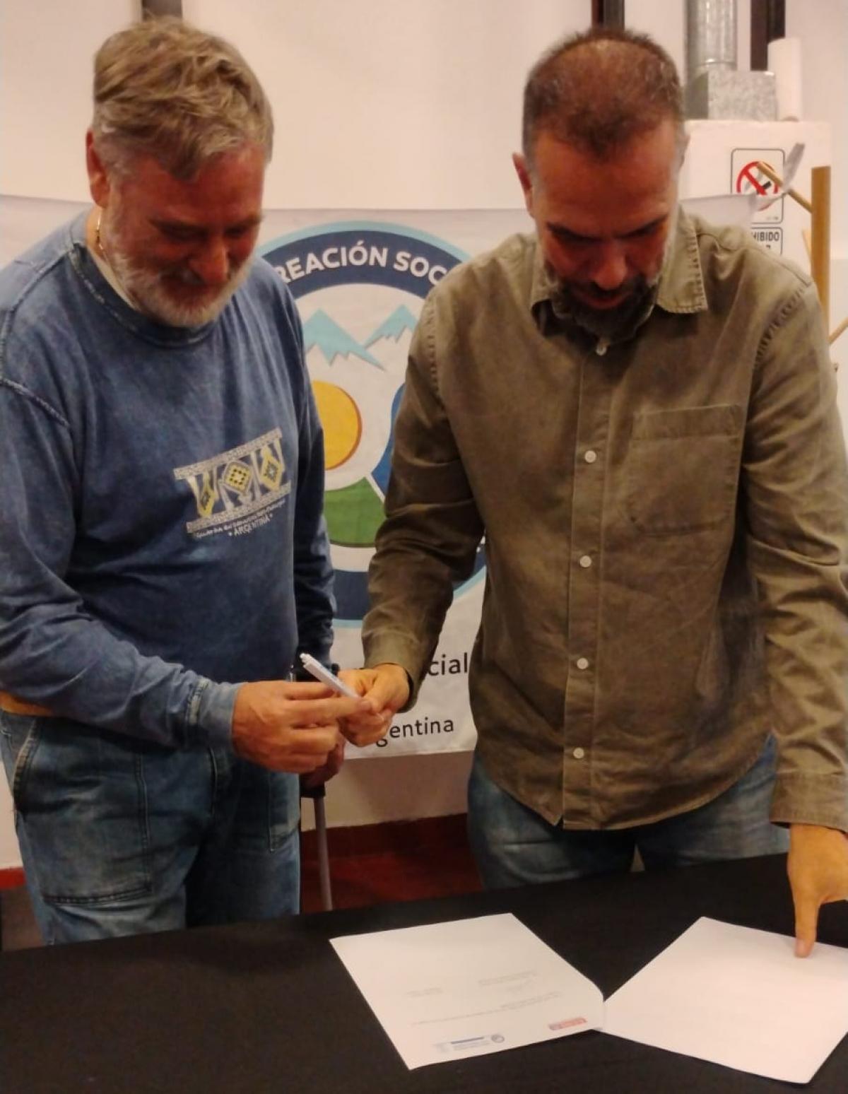Firma del convenio de colaboración de CCOO de Asturies y la Rueda de Turismo Social Sindical de Argentina