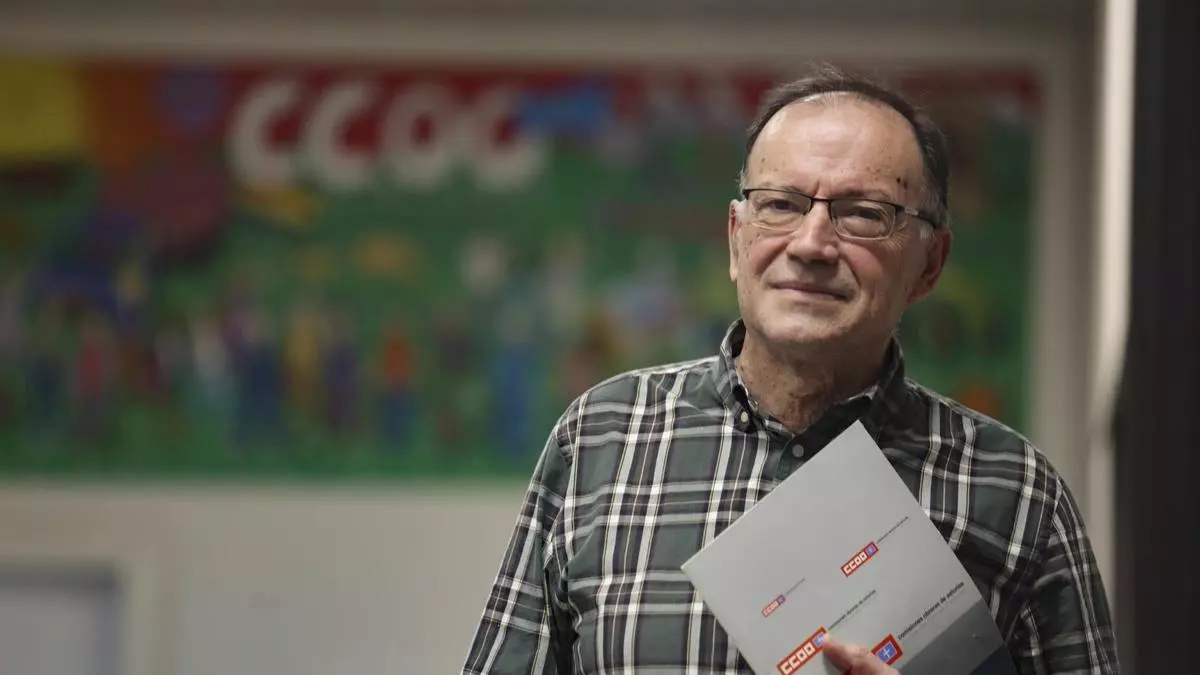 J. Antonio Rodríguez en la entrevista a La Nueva España. Foto de Irma Collín (LNE)