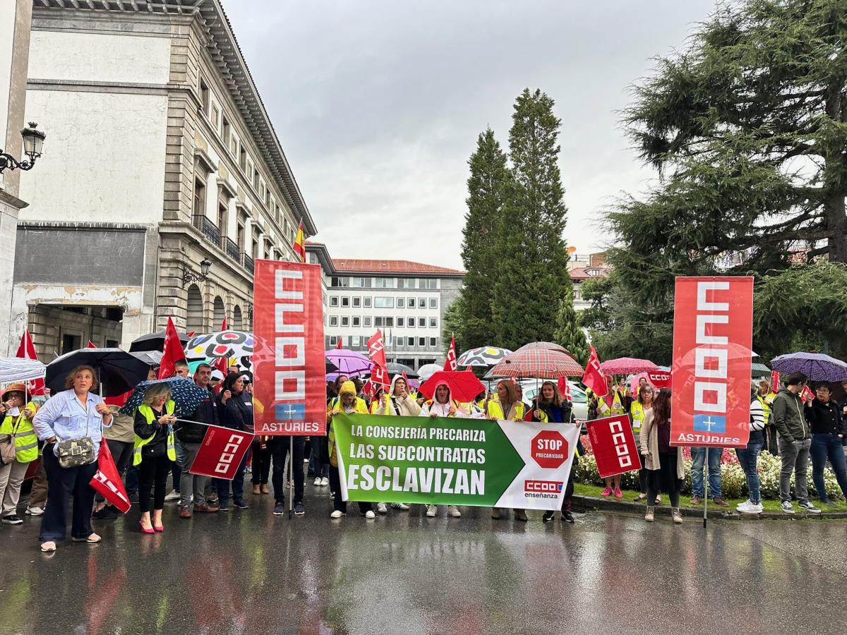 Concentración que convocó CCOO delante de la Sede de Consejería de Educación el día de la huelga.