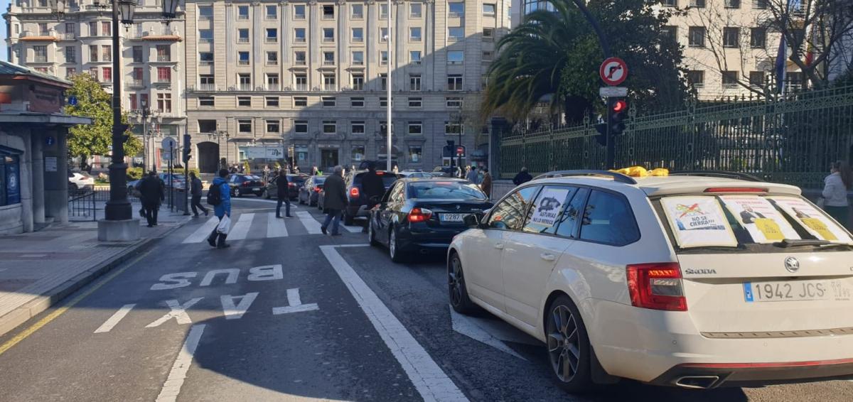 Caravana de coches por una solución en Alu Ibérica