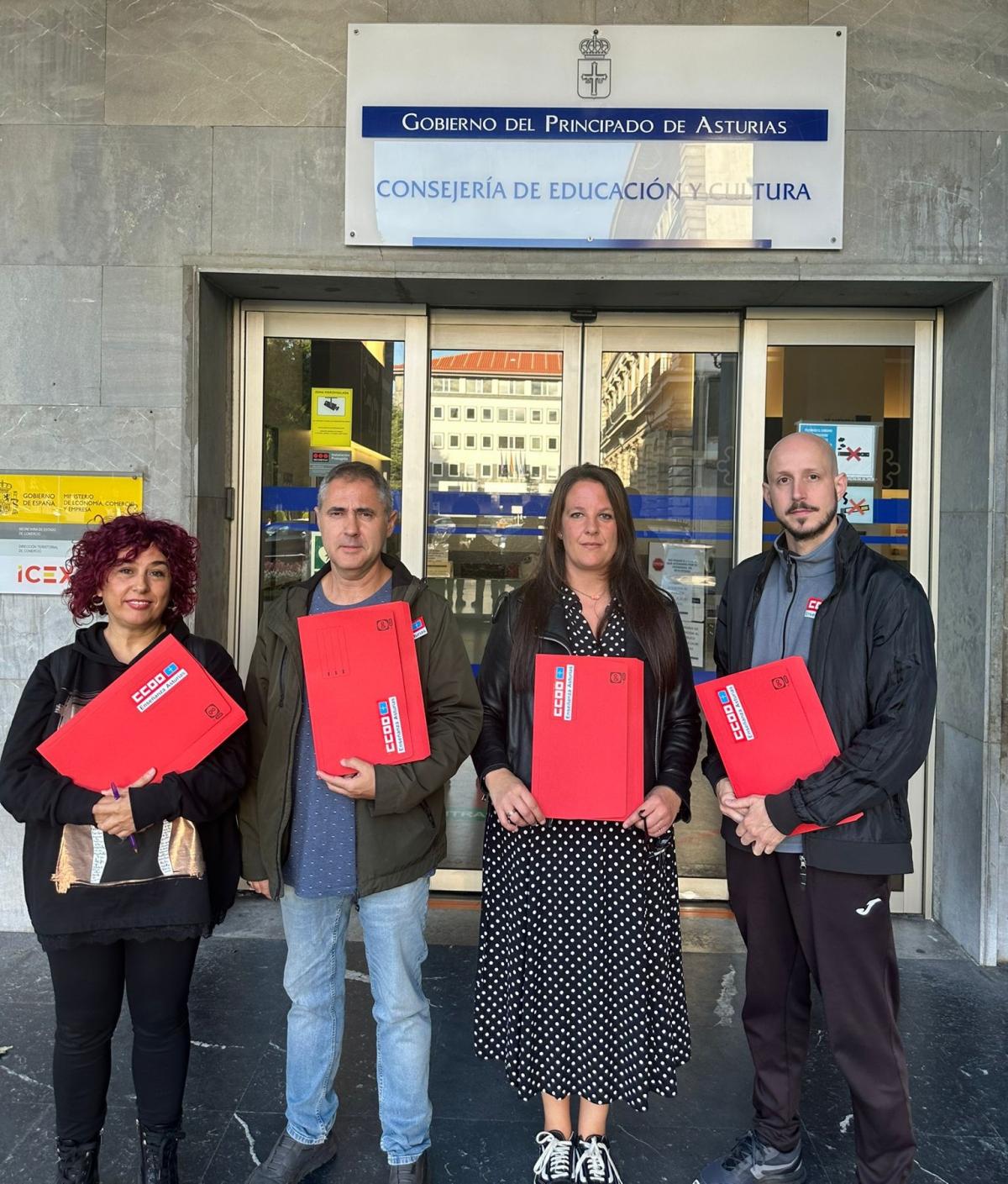Entrega de firmas en la Consejería de Educación